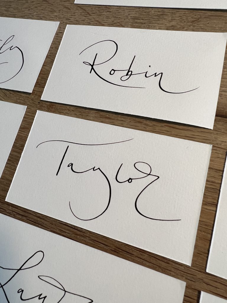 naamkaartjes in moderne kalligrafie op aquarelpapier