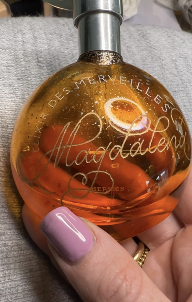 hand gegraveerde parfumfles van hermes met de naam Magdalena in goud